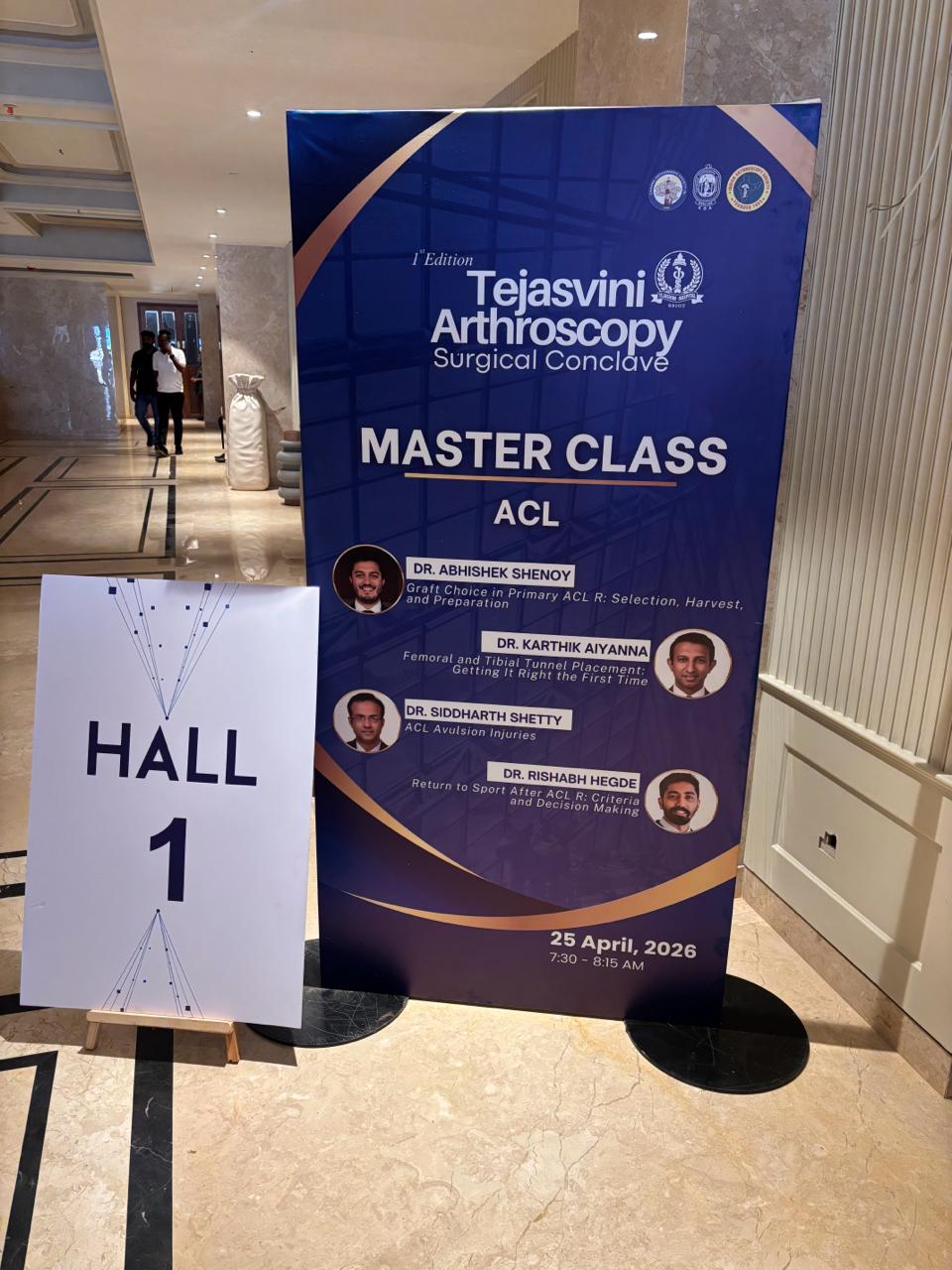 Dr. Shenoy receiving a memento at the TASC Tejasvini Arthroscopy Surgical Conclave
